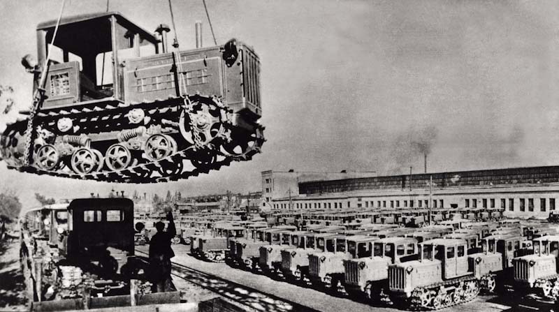 The Felix Dzerzhinsky tractor factory dispatches DT-54 tractors, 1930s.